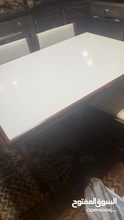 طاولة مع 4 كراسي