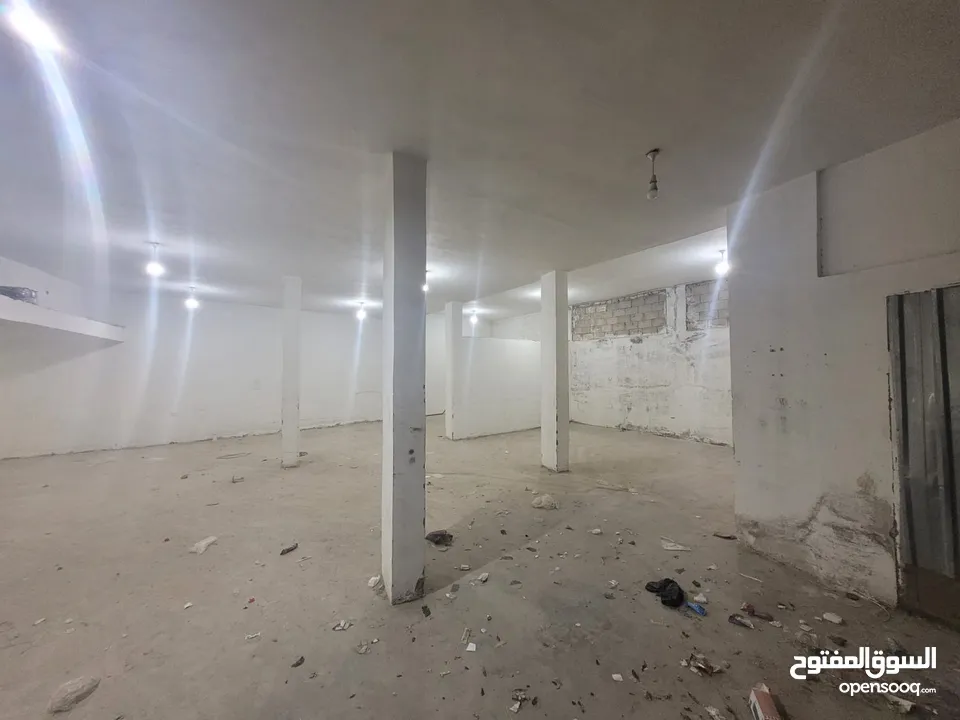 مستودع 300 متر  يصلح للتخزين أو مشغل اوالصناعات  الخفيفه