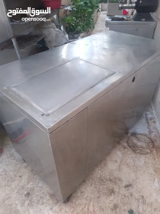 عدة مطعم مستعمل بحاله جيده للبيع بداعي السفر يوجد  متفرقات كثيره جاطات ستيل طناجر صواني ميزان
