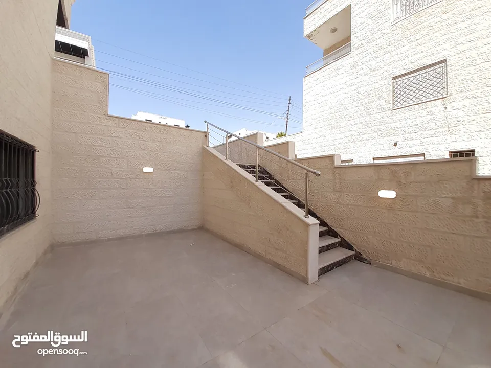 شقة شبه أرضية باجمل مناطق شفا بدران مساحة 150م مع تراس وكراج ومدخل خاص للبيع