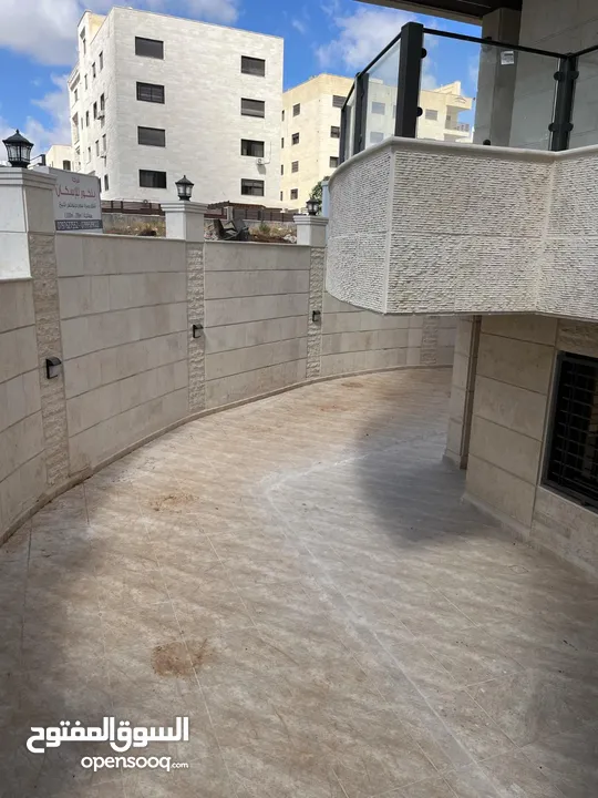 ارضية مع ترس في طريق المطار قرب كلية لومينوس بتشطيب فندقي