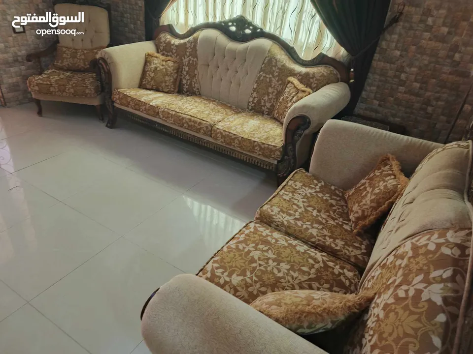 طقم كنب ضيوف و كوانر و طقم معيشة خشب سويد