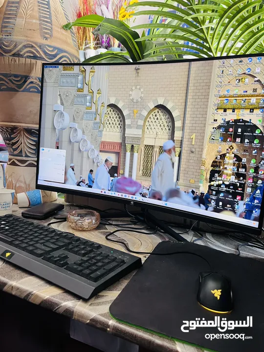 جهاز كمبيوتر مع جميع لوازمه