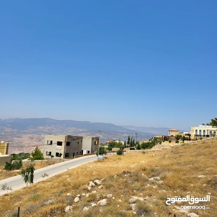 فرصة استثمارية للباحثين عن الهدوء والتميز ، شاليه مميز ضمن كومباوند وفي منطقة مطلة على سد الملك طلال