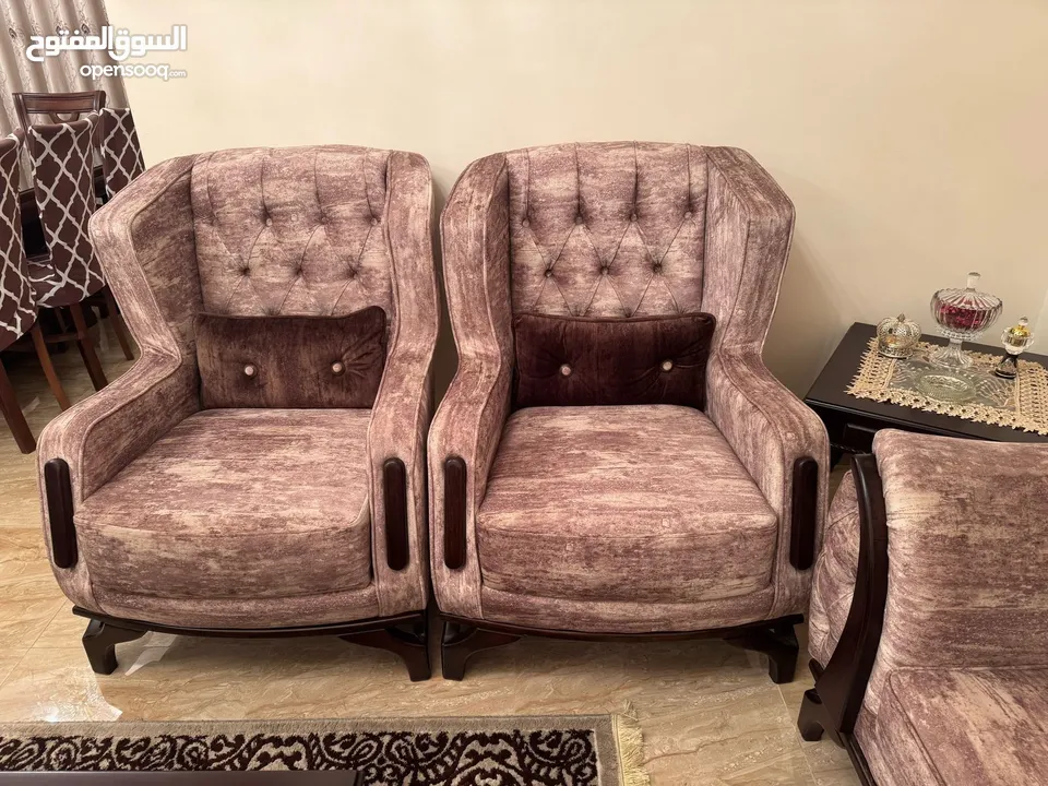 غرفة ضيوف مميزة مع طاولة سفرة
