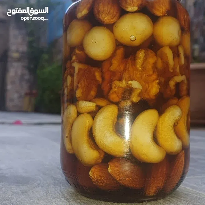 عسل طبيعي 100%  العسل الطبيعي الفاخر الابيض القرغيزي والأسود والأحمر وغذاء الملكات