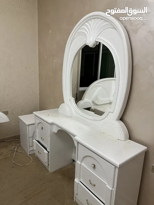 غرفة نوم مزوج تخت وخزانة وبيرو و علاقة