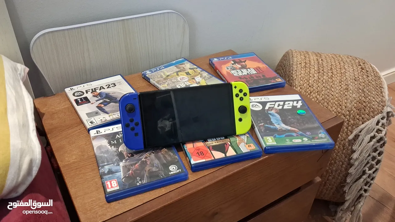 نينتيندو سويتش اوليد مع العاب و العاب بلايستيشن 4 و 5