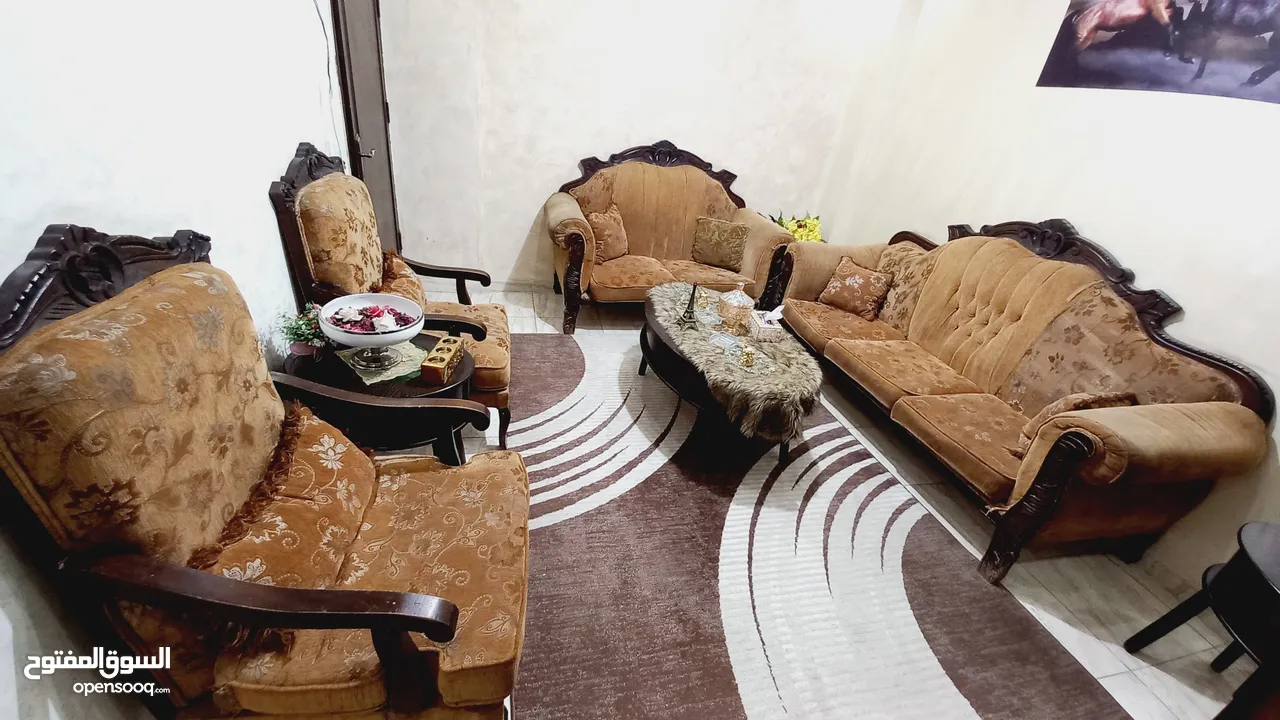 كنب مكون من سبع مقاعد