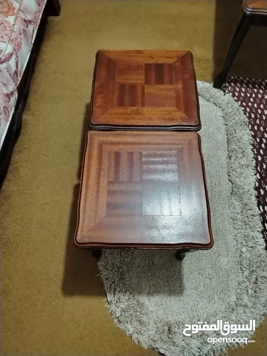 طقم كنبايات للبيع منظره فخم وحلو ونظيف بحال الوكاله ومريح بالجلوس مع طربيزات النص