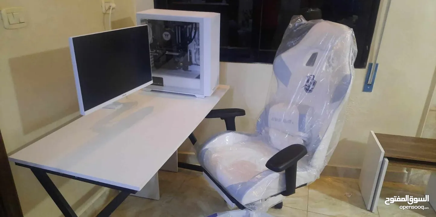 مكتب جيمنج مزود ب اضاءة RGB ملونه مع ريموت تحكم بسعر 38دينار شامل التوصيل لجميع المحافظات  لحقوا عرض