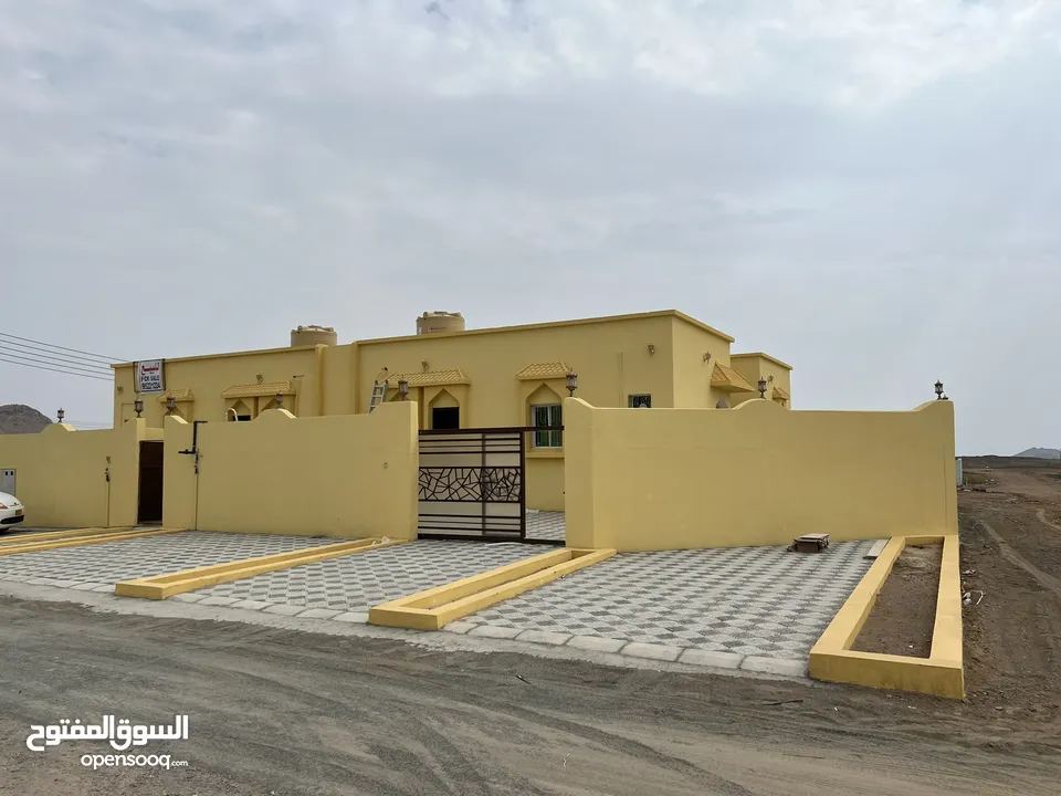 للبيع بيت في قلعه العوامر عند محطة مها على شارع