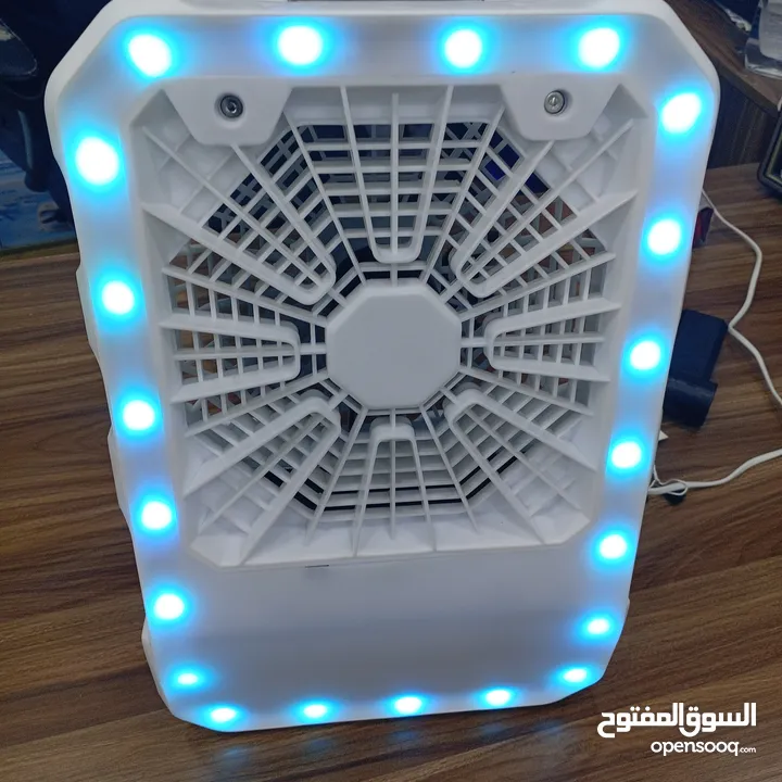مروحه صحراويه  مضيئه محموله بواسطة يد مزوده بخزان ماء و ثلج و عين بخاج تعمل بالشحن الكهربائي الفوري