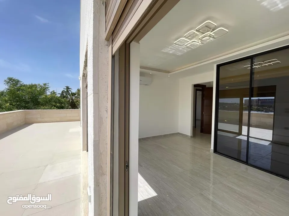شقة طابقية (سكن خاص) للبيع بإطلالة (بانارومية) وجميلة جداً على السيتي مول وحدائق الحسين وقرب مكة مول