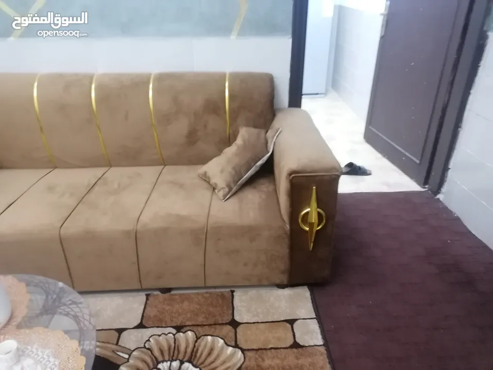 طقم كنب كورنر لون عسلي مع بفه استخدام عرسان شهرين فقط ما صار نصيب