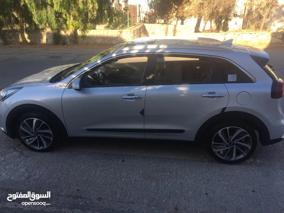 kia niro 2017 touring  اعلى صنف فل كامل  فحص كامل 7 جيد  فتحه مري ضب كهربا  كراسي جلد  كراسي كهربا م