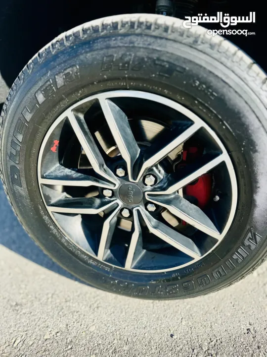 جراند شوروكي 2016 محرك بنزين بقوه 3600cc جير اوتوماتيكي مكون من 8 سرعات نظام دفع رباعي امريكي مميز