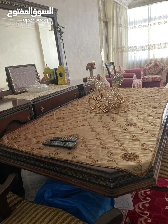 طاولة سفرة ملوكية مع 6 كراسي بحالة الوكالة للبيع بداعي الرحيل ، الطاولة كثير نظيفة و استخدام خفيف