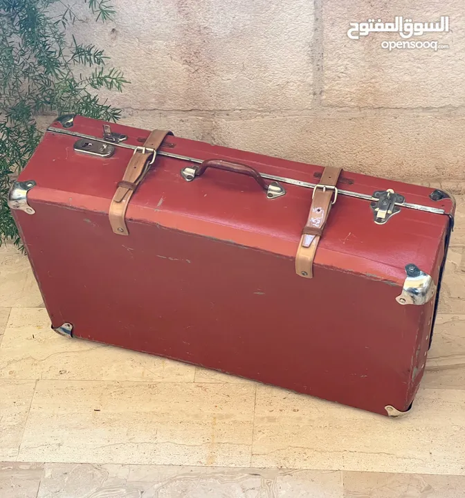شنط سفر وحقائب قديمة ونادرة.