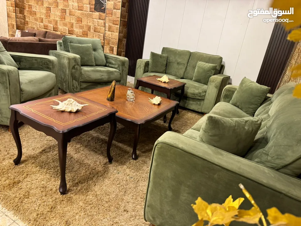 طقم كنب modern كوالتي عالي جداً  بالإضافة إلى (طقم طاولات 3 قطع) خشب زان  خشب سويد صلد  ، أسف