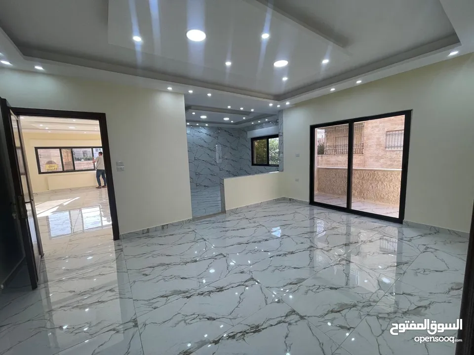 شقه فاخره للبيع بسعر حرق في الجندويل 200م طابق أول من المالك مباشره
