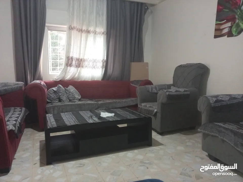 كنب بحاله ممتازه للبيع بضاحية الامير حسن