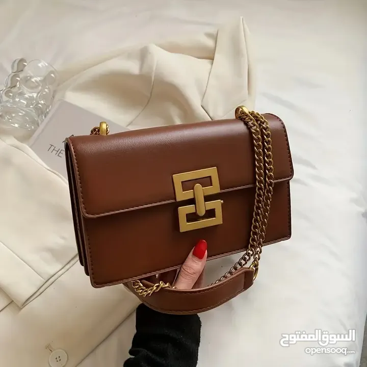 حقيبة كتف نسائية أنيقة بحزام سلسلة ـ لون أسود أو بني ـ تصميم معدني فاخر