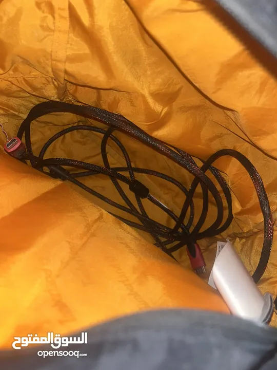 بلايستيشن 4 سليم 1 تيرا + ايدتين + 7 العاب + شاحن + سلك 3 متر HDMI للبيع في رام الله