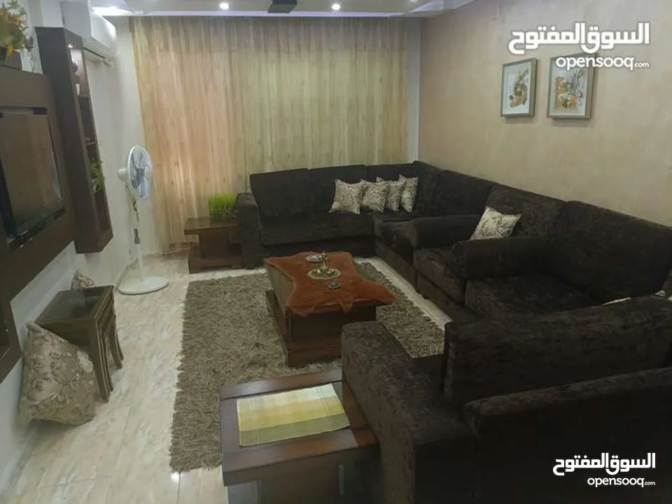 طقم كنب مع طرييزات وطاولة سفرة وانتريه
