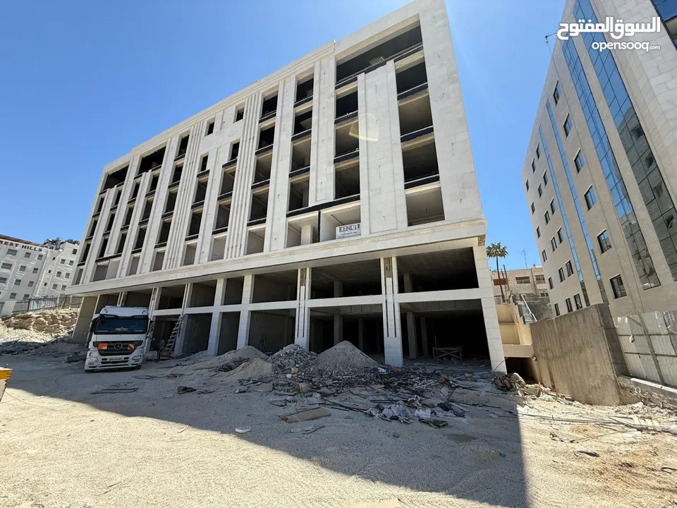 محلات تجارية بمساحة 125متر في الجبيهة شارع ياجوز مقابل بن العميد مع إمكانية دمج محلين أو اكثر