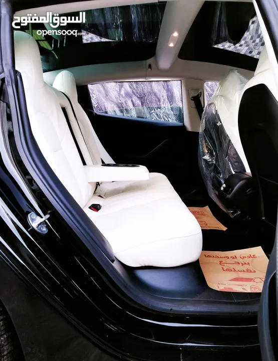 تيسلا 2023 model 3 فحص كامل اوتوسكور لون اسود ملوكي داخلي ابيض بحالة الوكالة للبيع بسعر لقطة ومحرووق