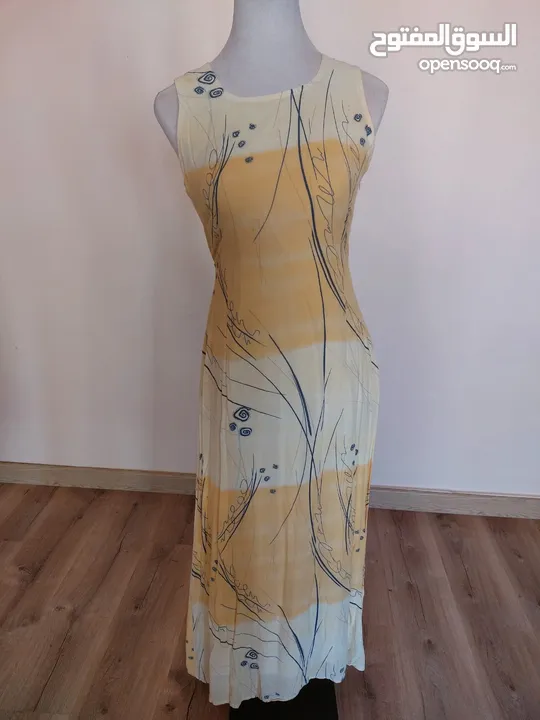 عدة فساتين جديدة و ماركات اسعارها من 10-12 دينار.