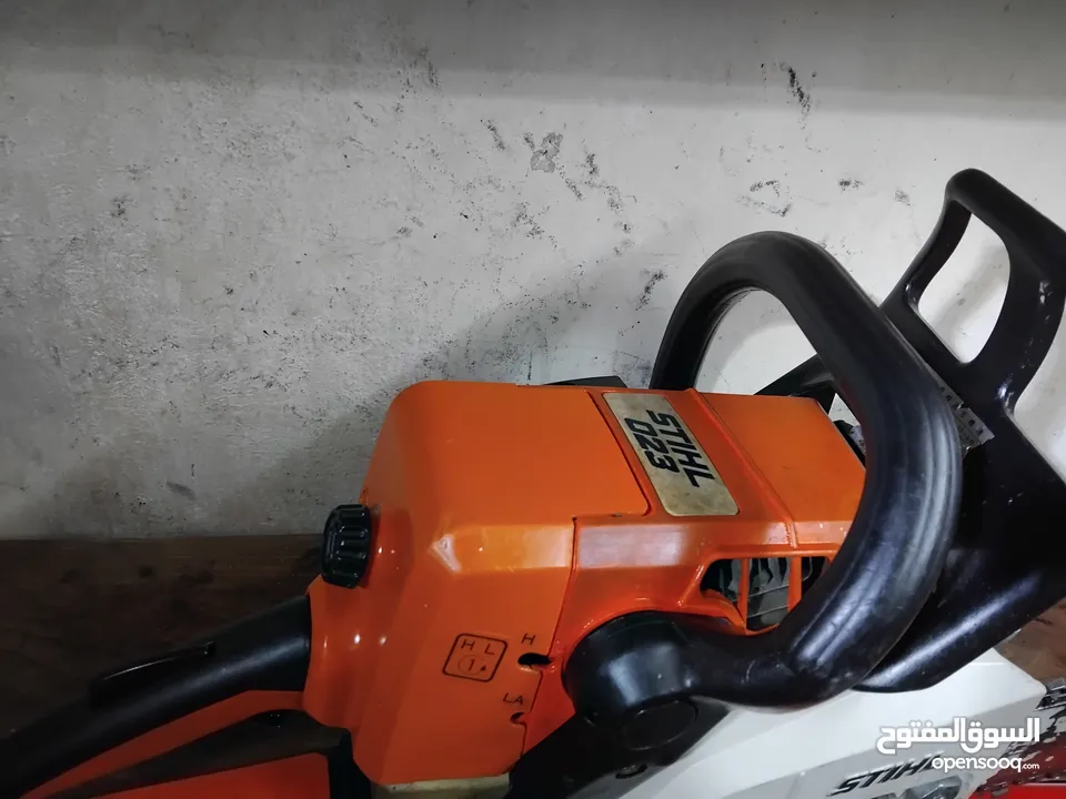 منشار بنزين ماركة STIHL