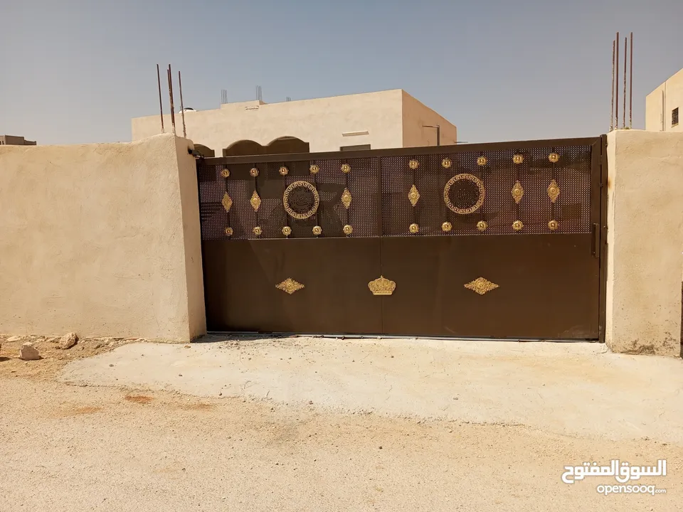 فني حداده لكافه اعمال الحداده والديكور وكافه اعمال الصيانه