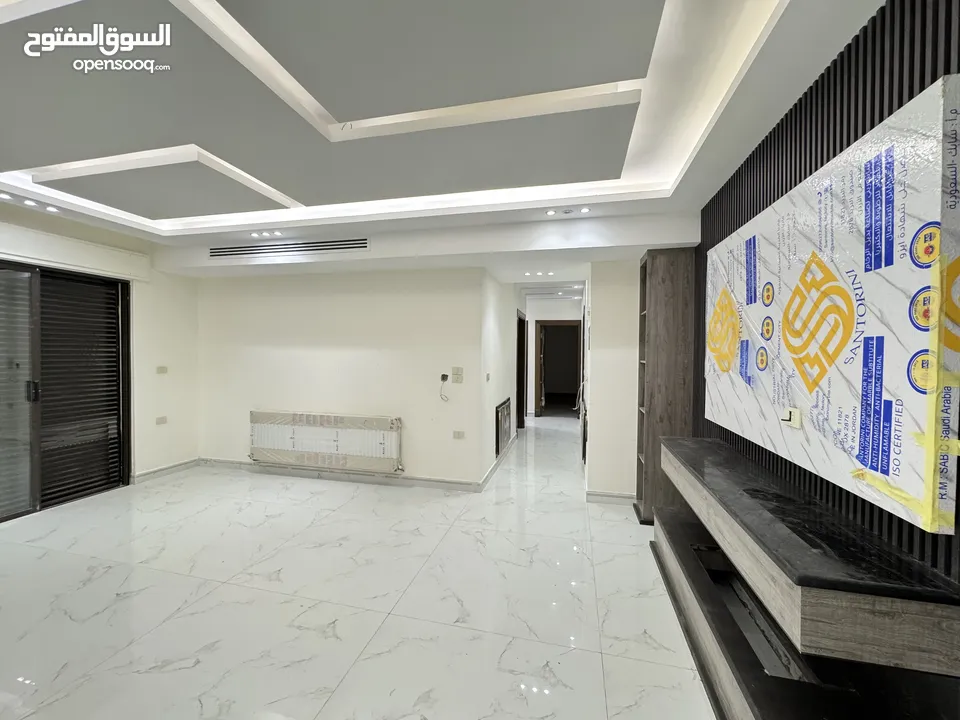 شقة طابق شبه ارضي للبيع مساحة 200م مع ترس وحديقه وكراج 250م بأجمل مناطق خلدا (مشروع 114