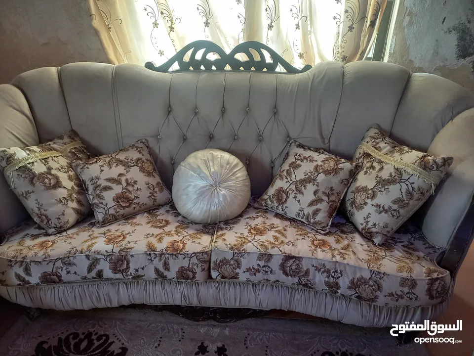 قعده ضيوف  تتكون من ثلاثيه  وثنائيه ومفردتين   زائد طاوله وسط   وسجاده