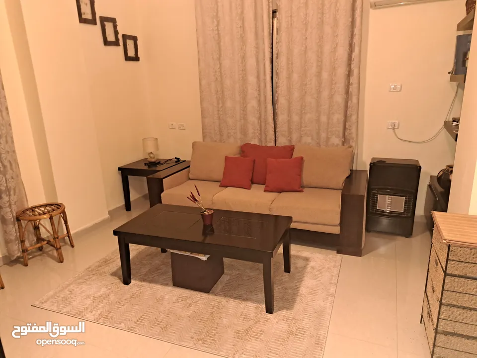 طاولة وسط + كنباية ثلاث مقاعد + تربيزة كبيرة كله فخم وجديد