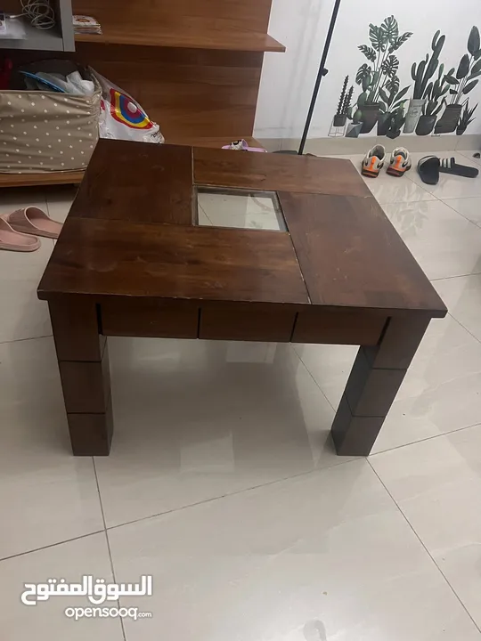 طاوله خشبيه مربعه
