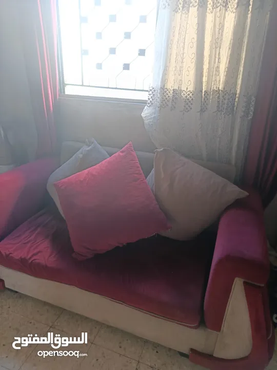 طقم كنب 8 مقاعد بحاله جيده مع البرادي مع طاوله لون ابيض وطاوله رخام بالإضافة إلى ديكور شاشه