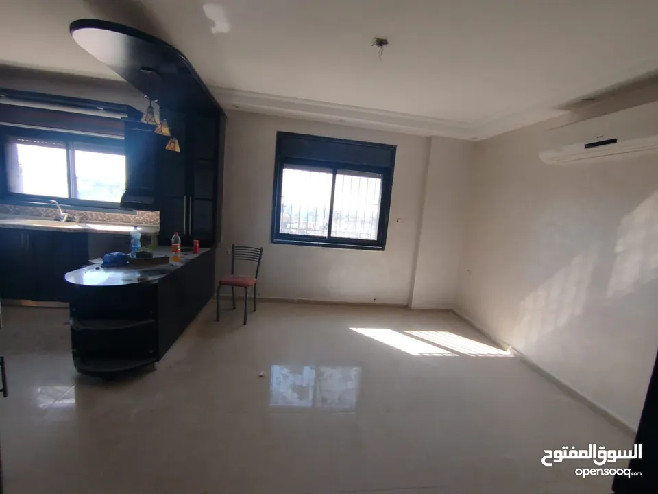 للايجار شقه مقابل المقاطعه في الارسال قرب جامعة القدس