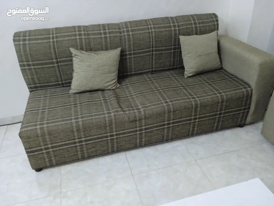 طقم كنب تفصيل بحالة الوكالة مع 2 طاولات و شاشة