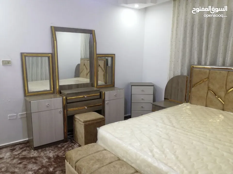 أثاث نظيف ( غرفة نوم ، غرفة جلوس ، غرفة ضيوف مع سفره ) شبه جديد