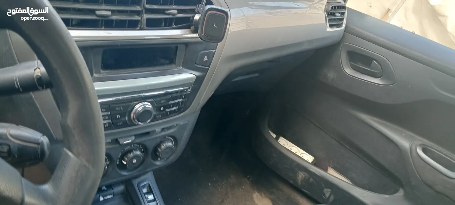 للبيع بسعر مغري جدا جدا ستروين اليزية يد اولى المالك الاول بالرخصه لون اسود دهان شركه خدوش عادية ب