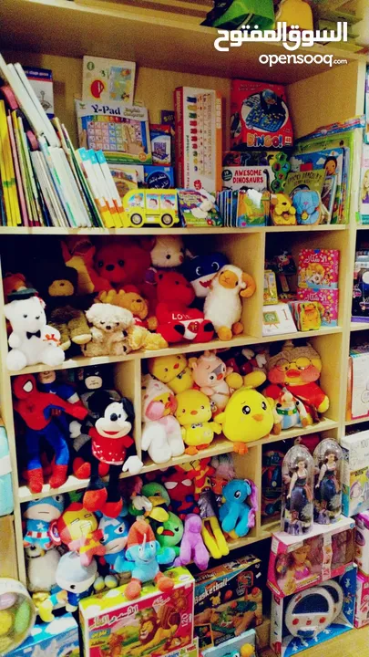 مكتبة مميزة للبيع مع البضاعة الدوار السابع