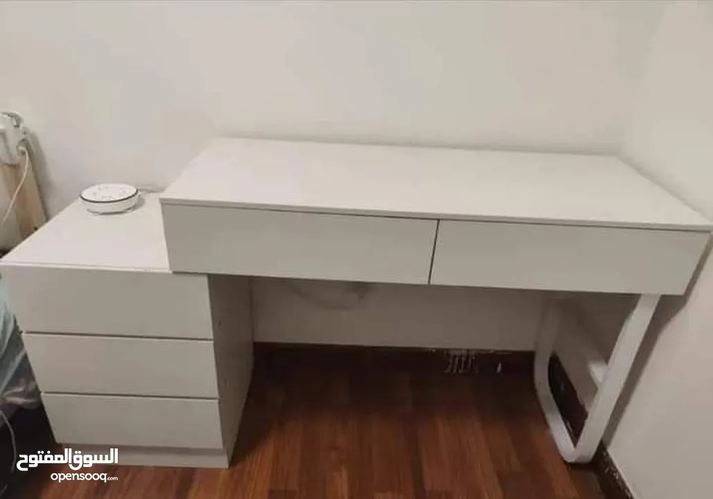 طاولة مكتب مع وحدة ادراج جانبيه لون ابيض قابله للتكبير والتصغير