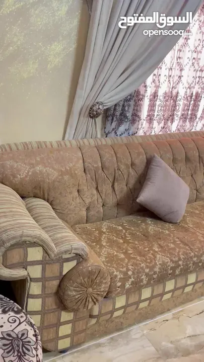 كورنر اماراتي خليجي مريح لغرفة جلوس او معيشه بلون عسلي مميز السعر 130 دينار السعر قابل للتفاوض