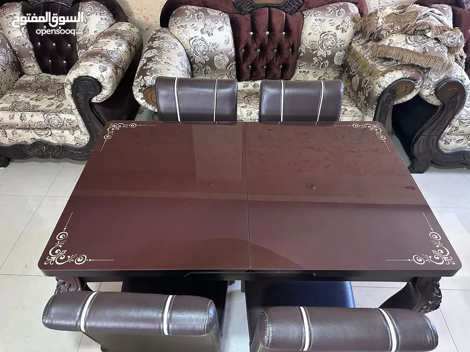 كنب صالون استعمال بسيط بحاله جديده قعده تفصيل محلي  طاوله سفره مع 6 كراسي