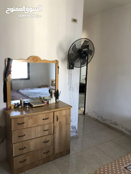 غرفه نوم لاتيه مقشره زان بحالة الوكاله للبيع بسعر مغري مع ملحقاتها