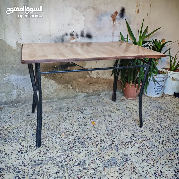 طاولة وجه خشب وقاعدة  حديد حجم 115 ب75 ارتفاع 75 بسعر 8 دنانير  عنوان عمان الهاشمي الشمالي