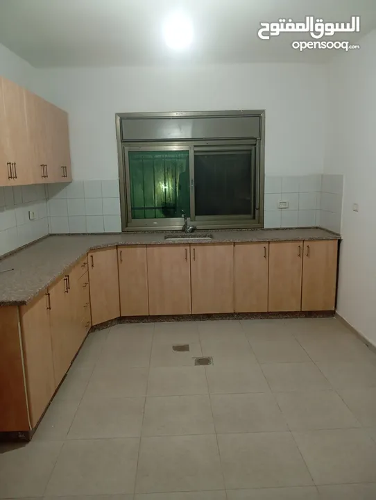 شقة في بيتونيا خلف الكلية العصرية اسكان العمارة  مكونه من 3 شقق وحمامين وصالة وصالون وبرندة